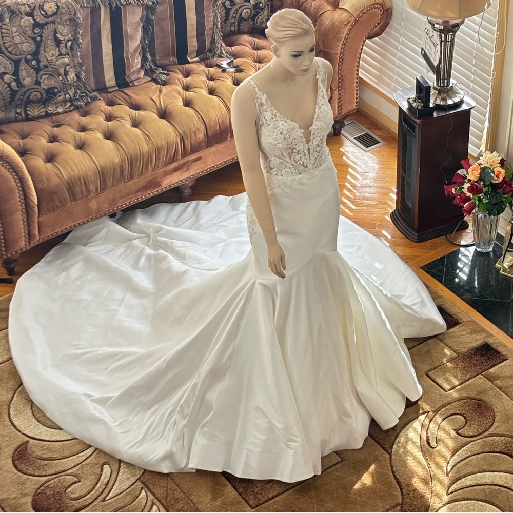 Elegant White Wedding Gown with Lace Bodice

ENZOANI BRIDAL COLLECTION size 16